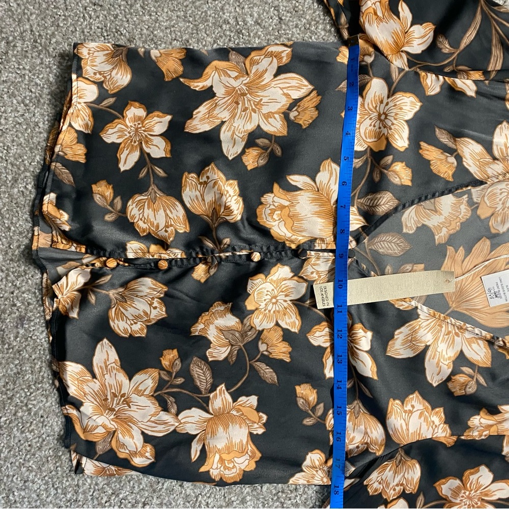 SALTWATER LUXE Long Sleeve Button Front Floral Blouse in Slate - Picture 7 of 10
